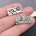 Ciondolo da cucito argento antico con incisione I Love Sewing e macchina da cucire - Targhetta I Love Sewing (15758)