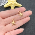 Pendentifs étoile de mer dorés pour bijoux DIY présentés sur main pour taille - Étoile de Mer (11606)