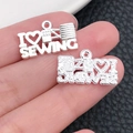 Ασημένιο μεταλλικό μενταγιόν I Love Sewing για DIY κολιέ και αξεσουάρ χειροτεχνίας - Κρεμαστό Γράμματα Ραπτικής (20212)