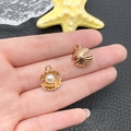 Pendentif coquillage doré avec perle pour colliers DIY et création de bijoux - Coquillage Perle Océan avec Perle (12047)