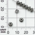 Vista macro di perline distanziatrici in argento vintage con motivo a sole per gioielli - Perlina Disco Righe Argento Antico (21090) / 3x5 Foro 2mm