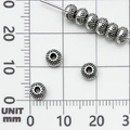 Vista macro che mostra le dimensioni di perline distanziatrici in argento antico inciso - Perlina Distanziatrice Argento Antico (21089) / 3x5 Foro 2mm