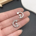 Vista macro de colgantes de luna y serpiente plateados para joyería DIY y collares - Serpiente Luna Estrella Animal (21483) / 18x14mm