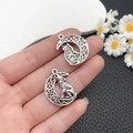 Gros plan de pendentifs loup et croissant de lune en argent vieilli pour la taille - Forme de Loup Lune (21412)