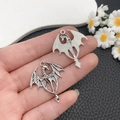 Vue détaillée d'un pendentif dragon en argent vieilli tenu à la main pour la taille - Forme de Dragon Ailé (21409)