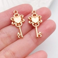 Gouden hartvormige vintage sleutelhangers in de hand tonen de schaal en details - Perzik Hart Sleutel (20992)