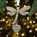 Detalle de adorno de libélula con colgante de corazón para mamá en árbol de Navidad - Corazón Madre