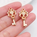 Paar vintage gouden sleutelhangers met filigraan ontwerp voor DIY-sieraden - Krul Ornament Sleutel (21000)