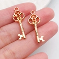 Paar vintage gouden hartvormige sleutelhangers voor DIY-sieraden en decoratie - Hart Holle Bloemkop Sleutel (21001)