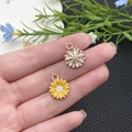 Pendentif tournesol doré et breloques en émail jaune pour la création de bijoux DIY - Petite Marguerite Émail Jaune (14784)