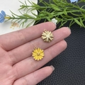 Pendentifs marguerites en émail jaune et finition dorée pour création de bijoux DIY - Marguerite en Émail Jaune (19604)