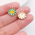 Pendentif marguerite pour bijoux DIY avec pétales verts et anneau doré au dos - 11.4x14.6mm / Petite Marguerite Ronde Émail Vert (11074)