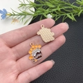 Pendentif pot de miel doré avec émail coloré et design de breloque en nid d'abeille - Pot de Miel en Émail Jaune (21129)