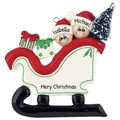Ciondolo a slitta di Natale personalizzato in resina con nomi e decorazioni festive - Ciondolo Slitta Con Due Personaggi