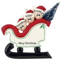 Addobbo natalizio a forma di slitta personalizzato in resina con tre nomi e albero - Ciondolo Slitta Con Tre Personaggi