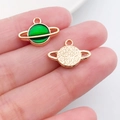 Pendentifs planète verts et dorés avec détails texturés pour la création de bijoux DIY - 12x16mm / Planète Terre Satellite Émail Vert (13541)