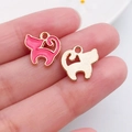 Handgemaakte DIY-sieradenbedeltjes kat in roze emaille met gouden plating afwerking - Kat