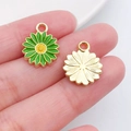 Charm marguerite verte pour bijoux DIY présenté sur le bout des doigts pour la taille - 13x16mm / Petite Marguerite en Émail Vert (14790)