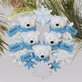 Ornamento natalizio personalizzato famiglia di orsi polari con cinque orsi su fiocco blu - 5 Orsi Polari Resina