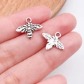 Pendentifs abeille en argent sur le bout du doigt montrant l'échelle pour bijoux DIY - Petite Abeille en Argent Antique / 16x13mm
