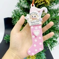 Ornamento natalizio a forma di calza rosa per il primo Natale di Baby Brittany - Design Neonato Rosa