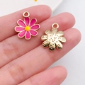 Roze bloem hanger voor DIY sieraden met gouden gestructureerde achterkant voor crafting - Madeliefje (15x18)