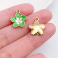 Pendentif fleur en émail vert et blanc finition dorée pour bijoux et colliers DIY - 16x13mm / Alliage de Zinc Goutte d'Huile Petite Marguerite Sakura (19631)