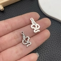 Colgante de serpiente plateado vintage con escamas detalladas para joyería artesanal - Pequeña Serpiente (11251) / 9.5x18mm