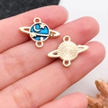 Ciondolo pianeta in smalto blu scuro con motivi luna stella e strass sulle dita - Luna Stelle Pianeta Smalto Blu (11582)
