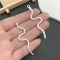 Colgante de serpiente DIY en acabados de metal liso y texturizado para bisutería - Serpiente Animal (21479) / 55x16mm