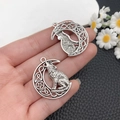 Pendentif lune et loup hurlant en argent antique avec motifs de nœuds celtiques - Forme de Loup Lune (16933)