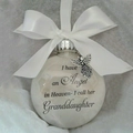 Palla commemorativa con dedica per nipote, fiocco bianco e ciondolo angelo - Nipote