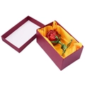 Rote Emaille-Rose aus Legierung mit goldenem Stiel in einer edlen roten Geschenkbox - Einzelbox / Rot