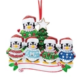 Adorno navideño personalizado con cinco pingüinos vestidos con suéteres festivos - Estilo Familia Grande