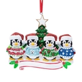 Adorno navideño con una familia de cuatro pingüinos con suéteres festivos y una pancarta - Estilo Familia Mediana Pingüinos