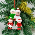 Dettaglio di un addobbo natalizio in resina per famiglia di 4 persone appeso all'albero - Stile Slitta Membri della Famiglia