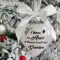 Cuore commemorativo nonno con piume bianche, fiocco di raso e ciondolo angelo - Nonno