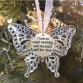 Ornamento a farfalla d'argento per mamma su albero di Natale con nastro rosa - Mamma (MOM)