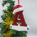 Weihnachtsbaumschmuck Buchstabe A mit roter Weihnachtsmütze und Glitzer-Finish - Buchstabe A (Stil A)
