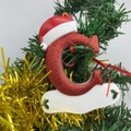 Roter glitzernder Buchstabe C Weihnachtsanhänger mit Weihnachtsmütze am geschmückten Baum - Buchstabe C (Stil C)
