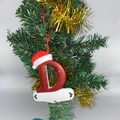 Funkelndes rotes Weihnachts-D-Ornament mit Weihnachtsmütze am festlichen Weihnachtsbaum - Buchstabe D (Stil D)