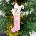Ornamento natalizio in resina per neonati appeso su un albero di Natale decorato - Rosa