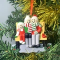 Ornamento natalizio fai-da-te in resina con famiglia di pupazzi di neve sull'albero - 3 Pupazzi di Neve sulla Sedia (A327)