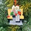 Dettaglio decorazione natalizia in resina con pupazzo di neve e spazio personalizzabile - 2 Pupazzi di Neve sulla Sedia (A327)