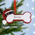 Personalisierter Weihnachtsschmuck in Hundeknochenform mit Glitzer auf einem Tannenbaum - Rote Weihnachtsmütze Glitzer Knochen Stil