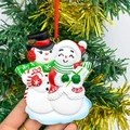 Weihnachts-Schneemann-Paar Anhänger aus Harz mit festlichen Outfits und rotem Band - Schneemann Paar Stil