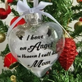 Addobbo a cuore commemorativo con piume bianche e dedica ‘Mom’ su albero di Natale - Mamma