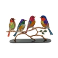 Detaillierte Handwerkskunst bunter Vogelfiguren auf einem goldenen Astornament - Legierungsmaterial