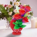 Détail d'une rose rouge artificielle avec paillettes et base décorative I Love You - Base de Relief I Love U (Sans Roses)