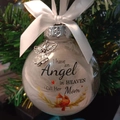 Gros plan de la boule commémorative avec plumes et pendentif ange sur le sapin - Style Commémoratif Maman (MOM)